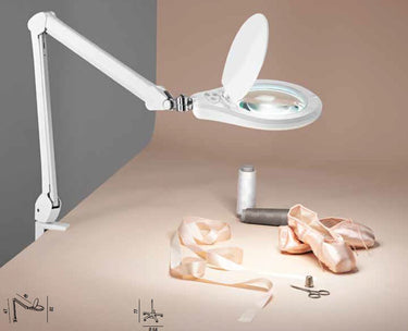 Lampada da tavolo orientabile in plastica e metallo colore bianco con lente 3 diottrie Perenz Lampade da tavolo